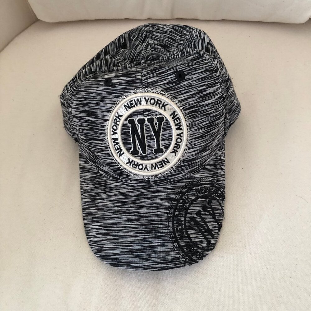 Black and white  Robin Ruth New York baseball cap